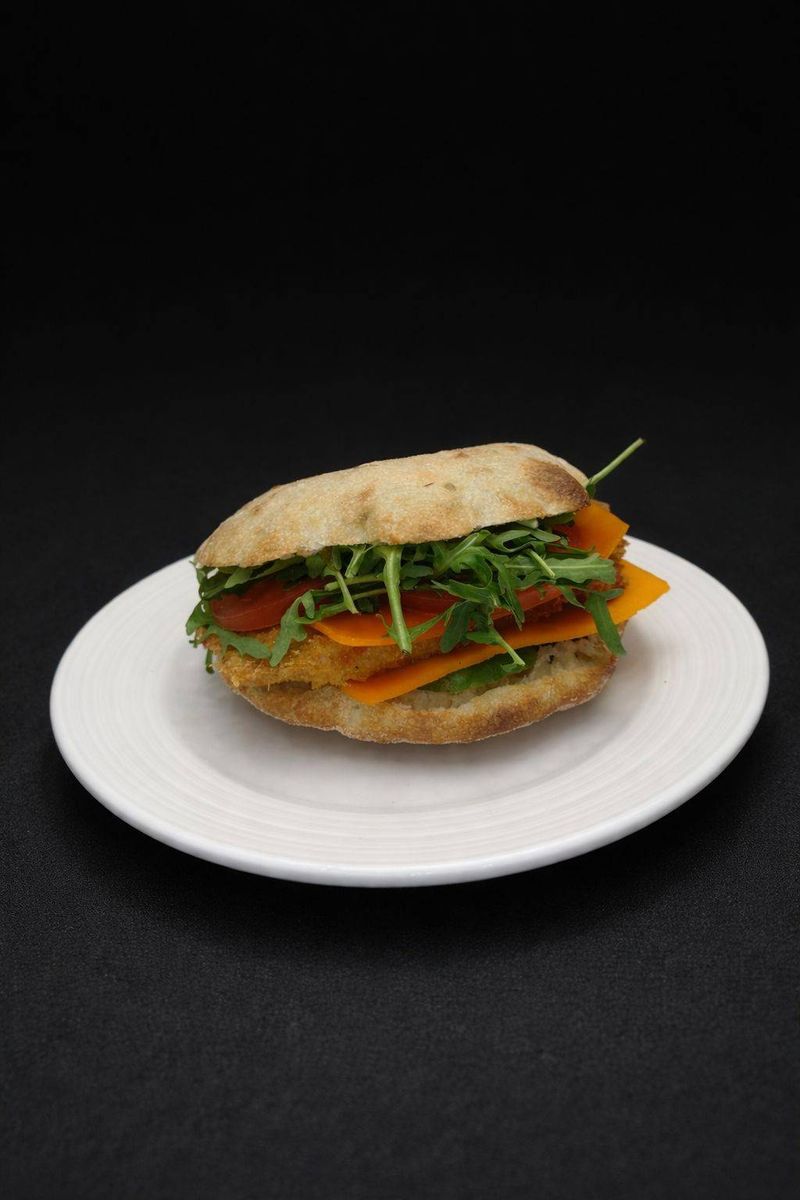 Sandwich cu Șnițel Din Piept de Pui în Lipie